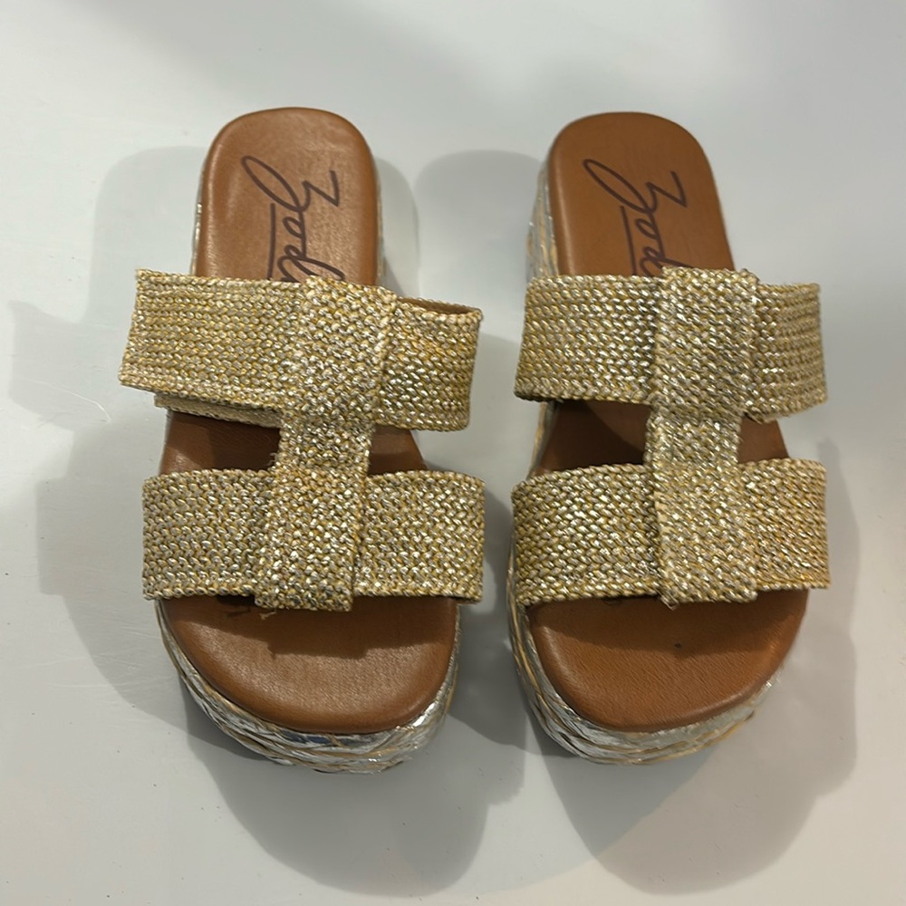 Like new zodiac platform sandals